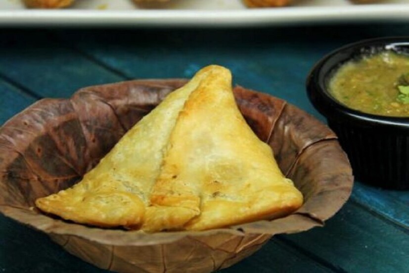 সিঙ্গারা ছোটবেলায় সন্ধ্যেবেলার কথা মনে পড়তেই কী মনে পড়ে বলুন তো? বাবার অফিস থেকে ফেরার সময় ঠোঙ্গায় করে গরম গরম সিঙ্গারা নিয়ে আসা। ছোটবেলায় সিঙ্গারার কোণগুলো খেতেই বেশি ভাল লাগত।