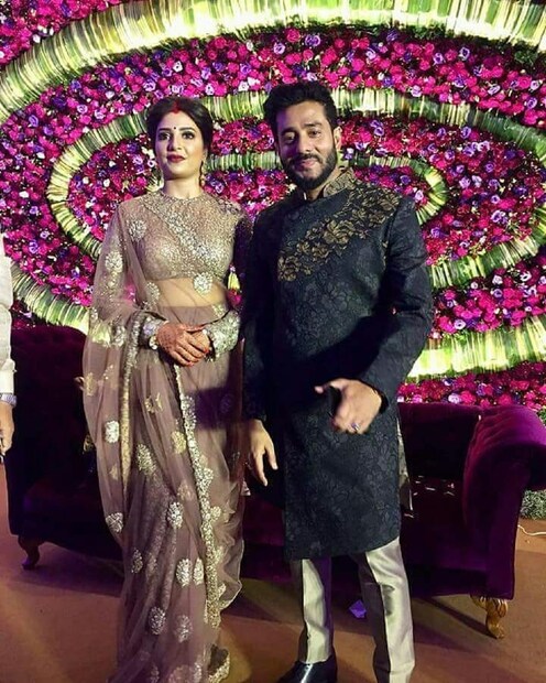 রবিবার বউভাতের অনুষ্ঠানেও শুভশ্রী বেছেছিলেন সব্যসাচী মুখোপাধ্যায়ের তৈরি সোনালিরঙা শাড়ি। সঙ্গে হিরের গয়না।