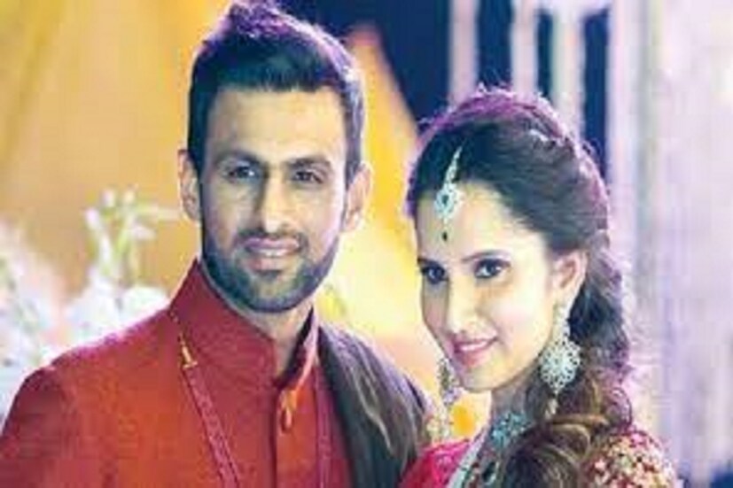 বহু চর্চিত সানিয়া মির্জা ও শোয়েব মালিকের ডিভোর্সের খবর বেশ কয়েক মাস ধরে সংবাদ মাধ্যমে ঘুরপাক খাচ্ছে ৷ একই সঙ্গে পাকিস্তানি অভিনেত্রী আয়েশা উমরের কথাও রীতিমত চর্চায় এসেছে পাশাপাশি ৷ ফাইল ছবি ৷