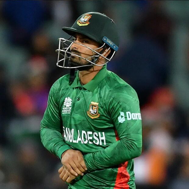 লিটন দাস আউট হওয়ার পর বাংলাদেশের ভরসার নাম ছিল শাকিব আল হাসান। তিনি দলের ক্যাপ্টেন। তবে তিনি পারলেন না। ভারতীয় বোলিংয়ের সামনে সেভাবে আর দাঁড়াতে পারেননি কোনও বাংলাদেশী ব্যাটার। 