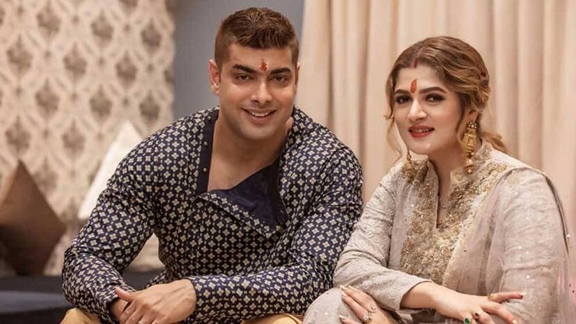 ২০১৯ সাল। রোশন সিংয়ের সঙ্গে জীবনের নতুন অধ্যায় শুরু করেন 'চ্যাম্পিয়ন'-এর নায়িকা। প্রথম দিকে সব কিছুই ঠিক ছিল। কিন্তু বিয়ের বছর ঘুরতেই তাঁদের দাম্পত্যের তাল কাটে। তাসের ঘরের মতো হুড়মুড়িয়ে ভেঙে পড়ে রোশন-শ্রাবন্তীর সংসার। ছবি: সোশ্যাল মিডিয়া