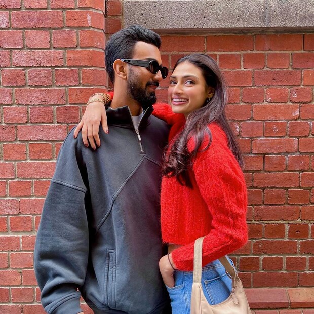 বিয়ের জন্যই নিউজিল্যান্ডে খেলতে যাননি কে এ রাহুল। তিনি বেশ কিছু কাজও পিছিয়ে দিয়েছেন বলেও জানা যাচ্ছে।