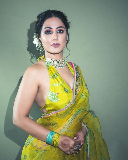 ১৯৮৭ সালে জম্মু-কাশ্মীরের শ্রীনগরে রক্ষণশীল মুসলিম পরিবারে জন্ম হিনার। হিনার ভাই ইমরান একটি ট্রাভেল এজেন্সি চালান