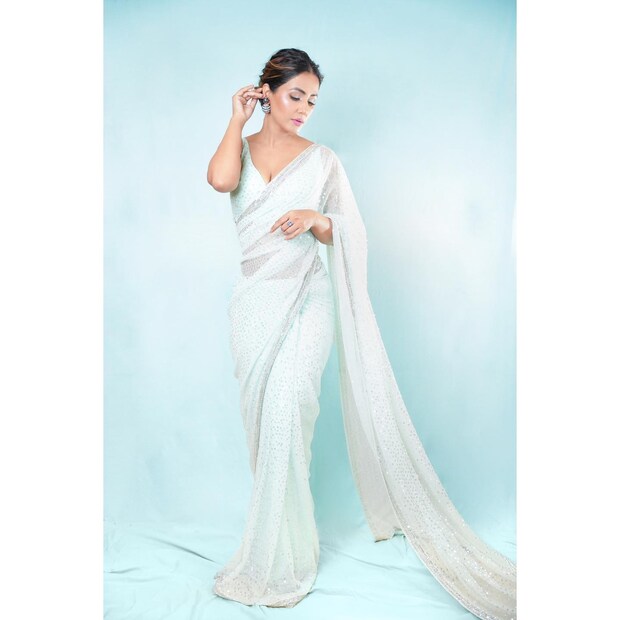 গুরুগ্রামের সিসিএ স্কুল অব ম্যানেজমেন্ট থেকে এমবিএ পাশ করেন বরাবরের ভাল ছাত্রী হিনা