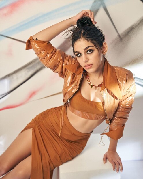 খয়েরি তিন পিস সেটে নায়িকার সাজ। 