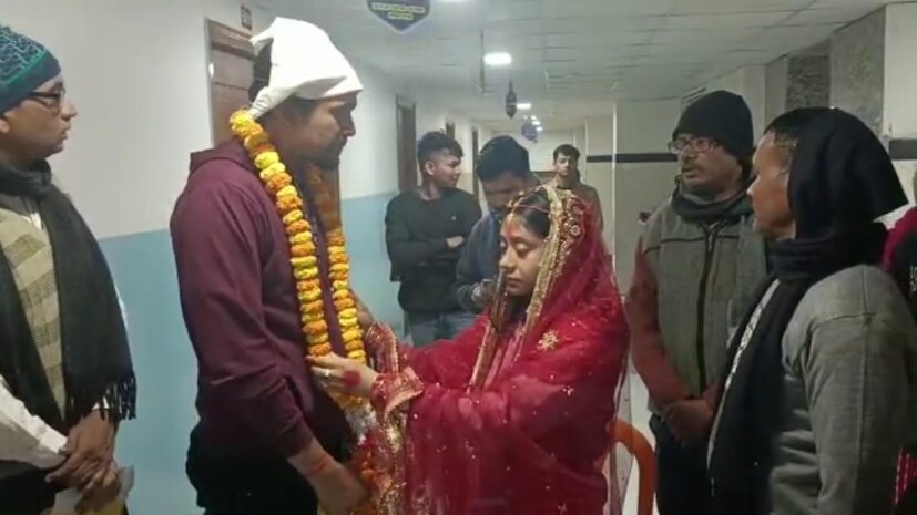 এই বিয়ের জন্য সেই বেসরকারি হাসপাতালের কর্তৃপক্ষের অনুমতি নিয়ে আইসিইউতে বরবউকে হাজির করেন সবাই ৷ মা শুয়ে শুয়ে আইসিইউয়ের বিছানায় চিকিৎসারত অবস্থায় বরবউকে দেখতে থাকেন ৷