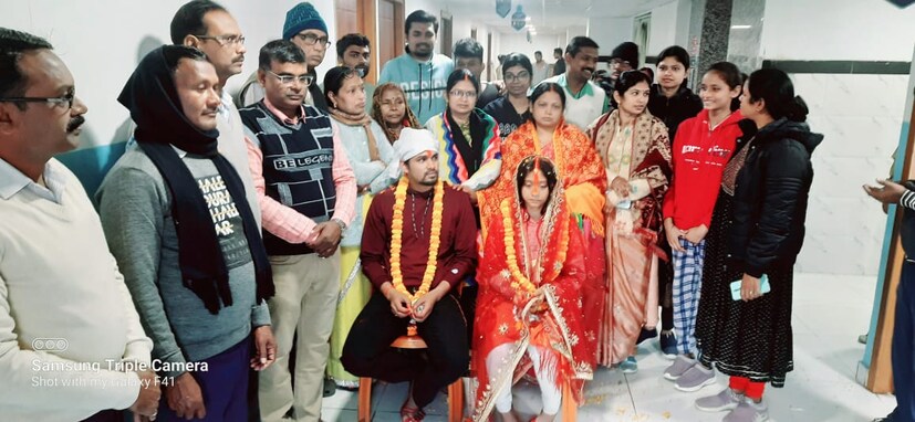 কিন্তু কনের মায়ের শারীরিক পরিস্থিতি খারাপ হতে থাকে ৷ নির্ধারিত দিনের একদিন আগেই বিয়ে দেওয়া হয় যাতে তখন পাত্রীর মা আইসিইউতে ভর্তি ছিলেন ৷