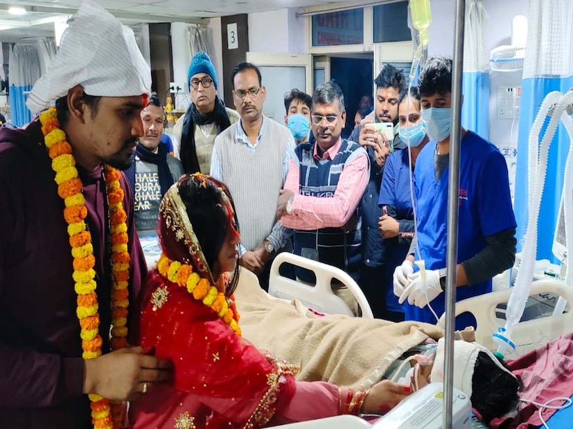 একদিকে পুরোহিত নব বরবধূকে মন্ত্রপাঠ করাচ্ছিলেন একই সঙ্গে মালাবদল হয় ৷ অত্যন্ত মর্মান্তিক ঘটনা এটাই যে বিয়ের ২ ঘণ্টা পরেই এক্কেবারে চোখ বন্ধ করে মা সদ্য বিবাহিতা বউয়ের মায়ের মৃত্যুর পরে হাসপাতালে উপস্থিত সবার চোখ ভিজল দুঃখের জলে ৷