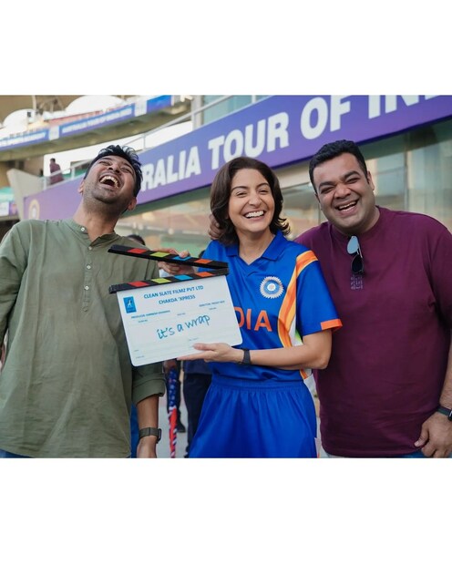 চাকদহ থেকে বিশ্ব ক্রিকেট। ঝুলনের লড়াই ছিল বেশ কঠিন। আর এই লড়াই এবার উঠে আসবে পর্দায়। শুটিং শেষে ঝুলন ও অনুষ্কাকে একসঙ্গে দেখা গিয়েছে।
