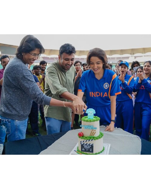 অনুষ্কা শর্মা ভারতীয় ক্রিকেট দলের জার্সি গায়ে ছবি তুললেন, কেক কাটলেন। 