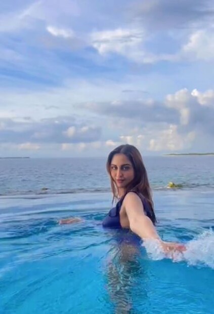 গাঢ় নীল বিকিনিতে ফ্যাশনিস্তা ক্রিস্টিল ডিসুজা। 