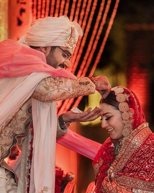 ডিসেম্বর জয়পুরে বিলাসি বিয়ে করেছেন হংসিকা মোতওয়ানি ও সোহেল খাটুরিয়া। 