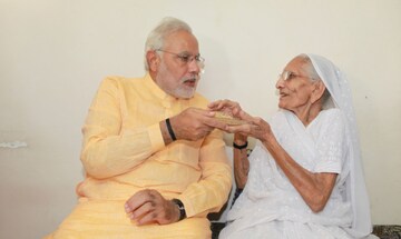 মায়ের সঙ্গে নরেন্দ্র মোদির কিছু মিষ্টি-মধুর ছবি! প্রধানমন্ত্রী যেন ঘরের ছেলে...