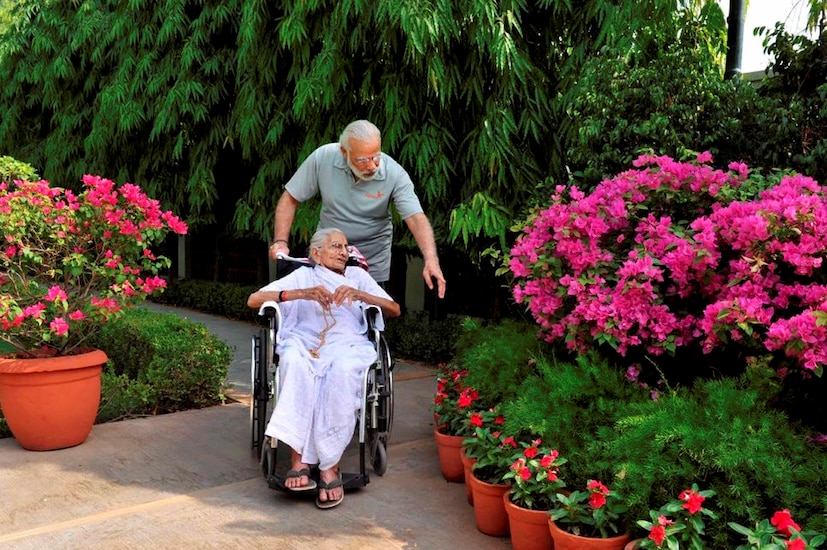 প্রধানমন্ত্রী হওয়ার পর নিজের প্রথম জন্মদিনে কোনও নিরাপত্তা ছাড়াই মায়ের সঙ্গে দেখা করতে গান্ধিনগরে যান মোদি।