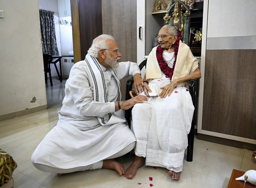 কয়েকদিন আগেই প্রবল অসুস্থ হয়ে পড়েছিলেন প্রধানমন্ত্রীর মা। তারপরেই হাসপাতালে ভর্তি করানো হয় তাঁকে। গত ২৭ ডিসেম্বর সন্ধ্যায় তাঁর শারীরিক অবস্থার হঠাৎ অবনতি হয়। শ্বাস নিতেও সমস্যা হচ্ছিল বলে জানা গিয়েছে। এরপরেই হীরাবেন মোদিকে আহমেদাবাদের ইউএন মেহতা হাসপাতালের কার্ডিওলজি অ্যান্ড রিসার্চ সেন্টারে ভর্তি করা হয়। চিকিৎসকরা তাঁর এমআরআই ও সিটি স্ক্যান করেন।