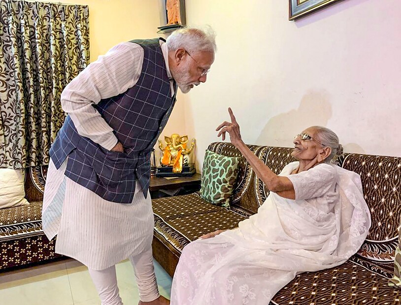 মায়ের সঙ্গে নিজের সম্পর্কের কথা বারবার ভাগ করে নিয়েছেন মোদি৷ সম্প্রতি মা-ছেলের চা খাওয়ার ভিডিও মুগ্ধ করেছিল দর্শকদের৷