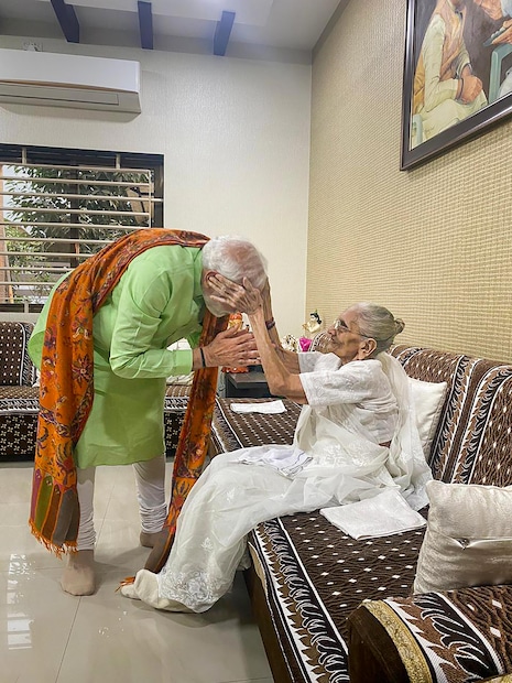 মাত্র দিন কয়েক আগে গুজরাত বিধানসভা নির্বাচনের প্রচারে গিয়েও মায়ের সঙ্গে দেখা করে এসেছিলেন নরেন্দ্র মোদি।