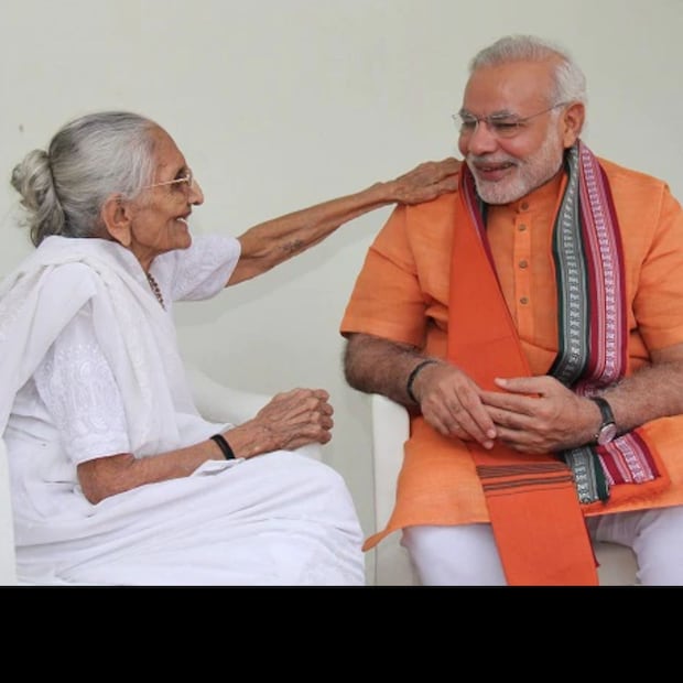 ১৮ জুন ১৯২৩-এ তাঁর জন্ম৷ সম্প্রতি শতবর্ষ ছুঁয়েছেন তিনি৷ প্রধানমন্ত্রীর ছোট ভাই পঙ্কজ মোদির সঙ্গেই থাকতেন তাঁর মা৷ 