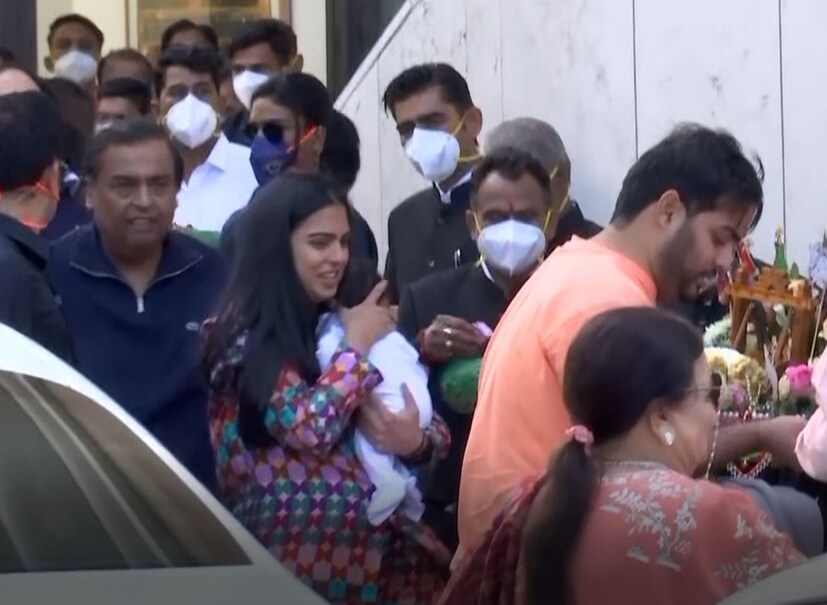 জমজ সন্তানকে নিয়ে বাড়ি ফিরছেন ইশা আম্বানি, আনন্দ পরিমল। 