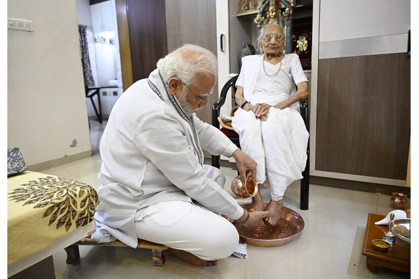 মা ও ছেলের সম্পর্ক সব সম্পর্কের ঊর্ধ্বে। প্রধানমন্ত্রী নরেন্দ্র মোদির জীবনে তাঁর মা হীরাবেন মোদির স্থান বারবারই উল্লেখ করেছেন প্রধানমন্ত্রী। এক আবেগময় বন্ধনের প্রকাশ বারবারই দেখা গিয়েছে বিভিন্ন সময়ে। মোদি ও তাঁর মায়ের এমনই কিছু অমলিন ছবি রয়েছে যা চিরকাল সকলের মনে দাগ রেখে যাবে। সেইসব ছবিতে প্রধানমন্ত্রী মোদি এবং মা হীরাবেনের মধ্যে অনন্য সম্পর্কের নজির ফুটে উঠেছে প্রতিটি ফ্রেমে। দেখে নেওয়া যাক, প্রধানমন্ত্রী মোদি ও হীরাবেনের তেমনই কিছু নির্বাচিত ছবি।