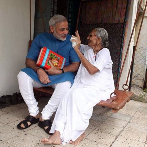 মোদি ও তাঁর মায়ের এমনই কিছু অমলিন ছবি রয়েছে যা চিরকাল সকলের মনে দাগ রেখে যাবে। সেইসব ছবিতে প্রধানমন্ত্রী মোদি এবং মা হীরাবেনের মধ্যে অনন্য সম্পর্কের নজির ফুটে উঠেছে প্রতিটি ফ্রেমে। দেখে নেওয়া যাক, প্রধানমন্ত্রী মোদি ও হীরাবেনের তেমনই কিছু নির্বাচিত ছবি।