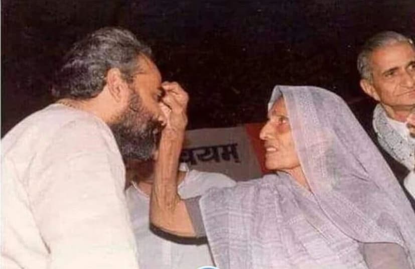 ১৬ মে, ২০১৬-এ, প্রধানমন্ত্রী মোদিকে তার মায়ের সরকারী রেসকোর্স রোড (RCR) বাসভবনে দেখা গিয়েছিল। তিনি লেখেন: &quot;আমার মায়ের সঙ্গে দীর্ঘদিন পরে সময় কাটিয়েছি এবং তাও আরসিআরে তার প্রথম সফরে।&quot;