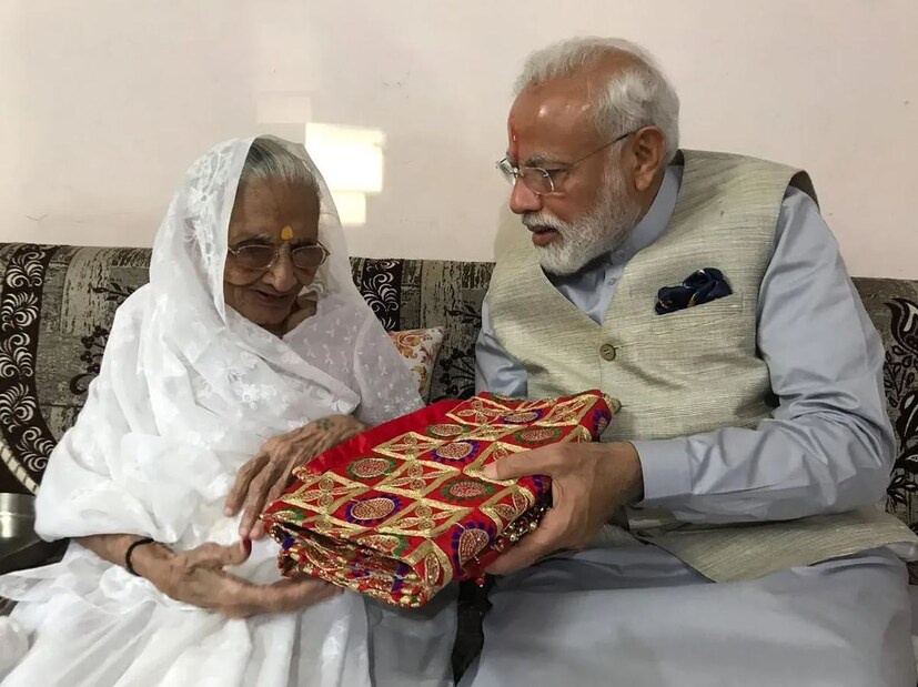 ৬৬ তম জন্মদিনে প্রধানমন্ত্রী নরেন্দ্র মোদি মায়ের আশীর্বাদ নিতে গিয়েছিলেন গান্ধিনগর।