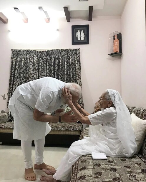২৭ মে, ২০১৯-এ, মোদি ইনস্টাগ্রামে ছবিটি শেয়ার করে লেখেন: &quot;আমার মায়ের সঙ্গে সময় কাটিয়েছি এবং তাঁর আশীর্বাদ নিয়েছি।