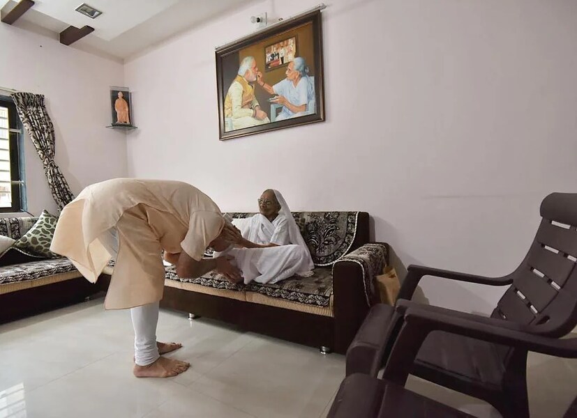 প্রধানমন্ত্রী হওয়ার পর তাঁর জন্মদিন উদযাপন করতে মোদি কোনও নিরাপত্তা ছাড়াই ১৭ সেপ্টেম্বর ২০১৪-এ তাঁর মাকে দেখতে গান্ধিনগরে যান।