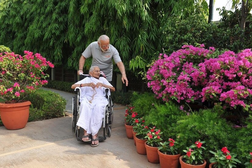 মা হীরাবেন সম্পর্কে, প্রধানমন্ত্রী তাঁর মোদি ব্লগে লিখেছেন, 'আমার মা যেমন সাধারণ, তিনি তেমনই অসাধারণ'। ব্লগে প্রধানমন্ত্রী তার শৈশবের কিছু মুহূর্তও স্মরণ করেছেন।