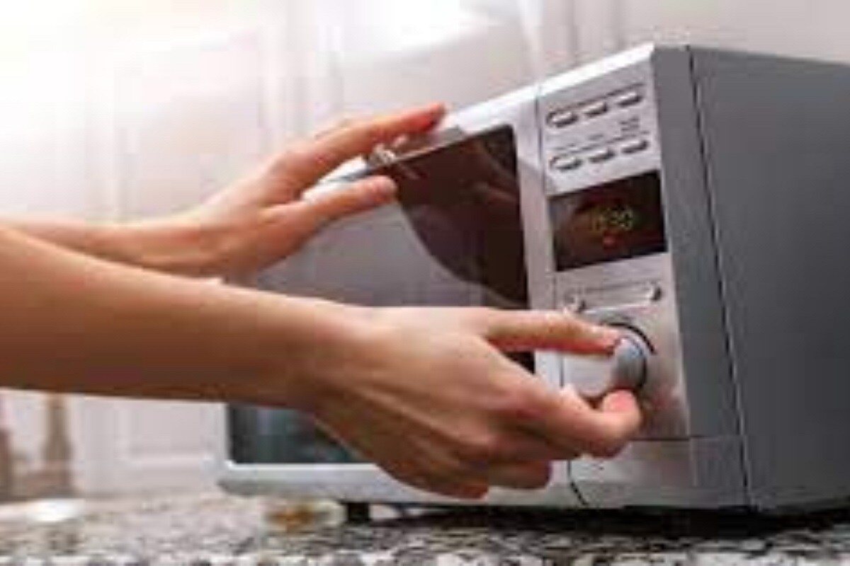 Microwave: মাইক্রোওয়েভ কেনার আগে সতর্ক হন! এই বিষয়গুলি জানেন তো? না হলেই বিপদ