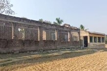 স্কুল কোথায়? রান্নাঘরের বারান্দাতে চলছে পড়াশুনার পাঠ! স্কুল কোথায়? রান্নাঘরের বারান্দাতে চলছে পড়াশুনার পাঠ!