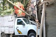 দোকানের শাটার ভেঙে ঢুকে পড়ল চলন্ত গাড়ি! ভয়াবহ ঘটনা জয়নগরে!