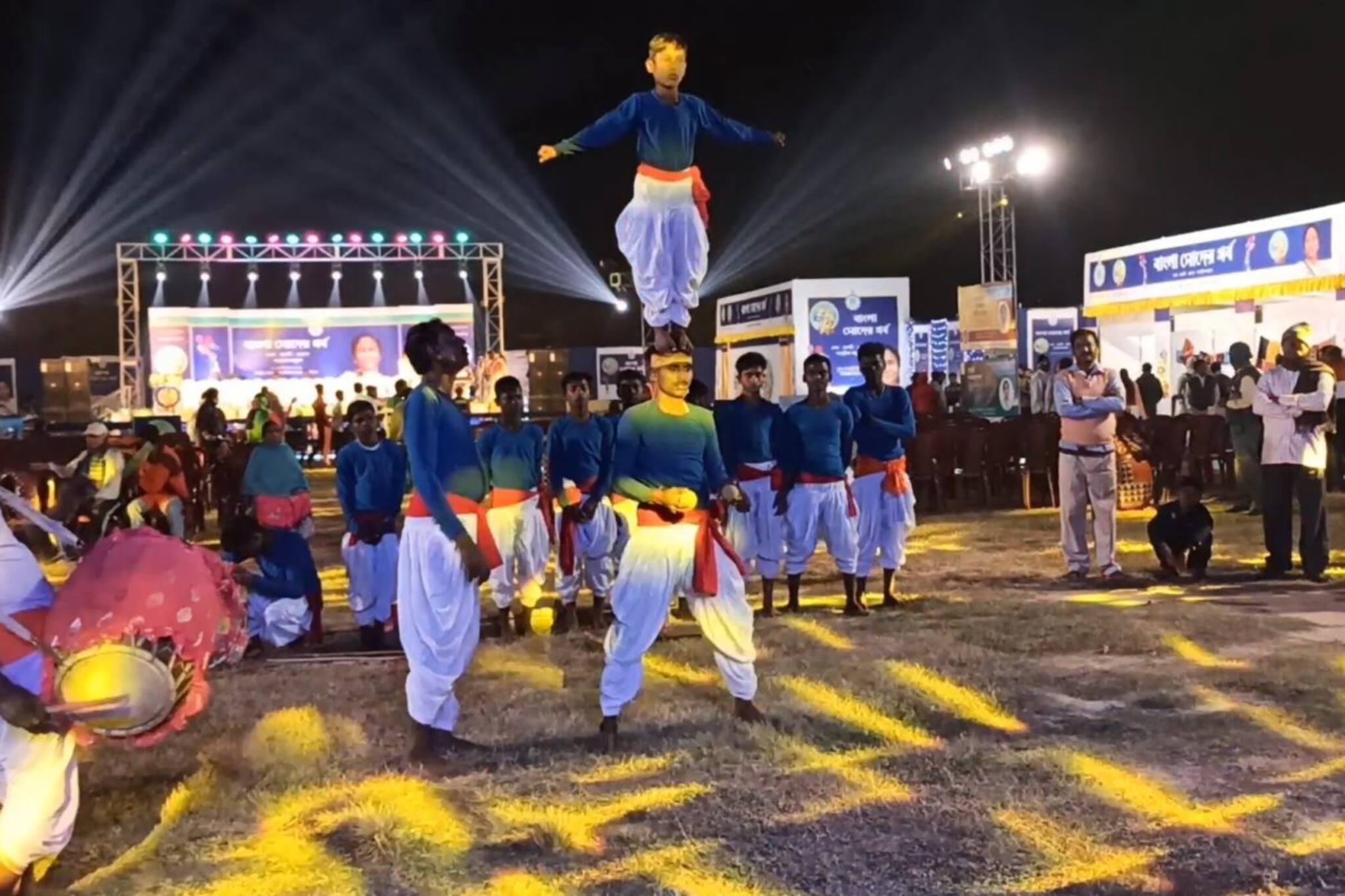 আবশ্যিক লাঠি বা বাঁশ, লোকশিল্পের অনন্য নজির রায়বেশে নাচ ছিল জমিদারের দেহরক্ষীদের