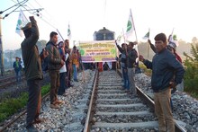 কামতাপুর রাজ্য গঠনের দাবিতে চলছে রেল অবরোধ