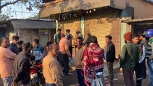 পুরুষরা না থাকাই দুপুরেই পাড়ায় ঢুকে ছক! সিগারেটের প্যাকেটকেও ছাড়ল না ওরা! জানুন পুরুষরা না থাকাই দুপুরেই পাড়ায় ঢুকে ছক! সিগারেটের প্যাকেটকেও ছাড়ল না ওরা! জানুন