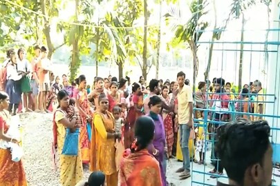 অ্যাসিড পড়ে টিকাকরণ শিবিরে আহত এক শিশু সহ তিনজন।