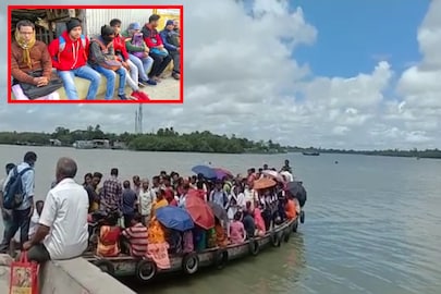 পরীক্ষা কেন্দ্রের উদ্দেশ্যে পরীক্ষার্থীরা