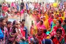পিছু ছাড়ছে না বিতর্ক! আবাস যোজনা নিয়ে বিডিও অফিসে বিক্ষোভ মহিলাদের