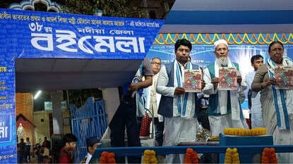 নদিয়া বইমেলায় উপস্থিত রাজ্যের গ্রন্থাগার মন্ত্রী সিদ্দিকুল্লা চৌধুরী