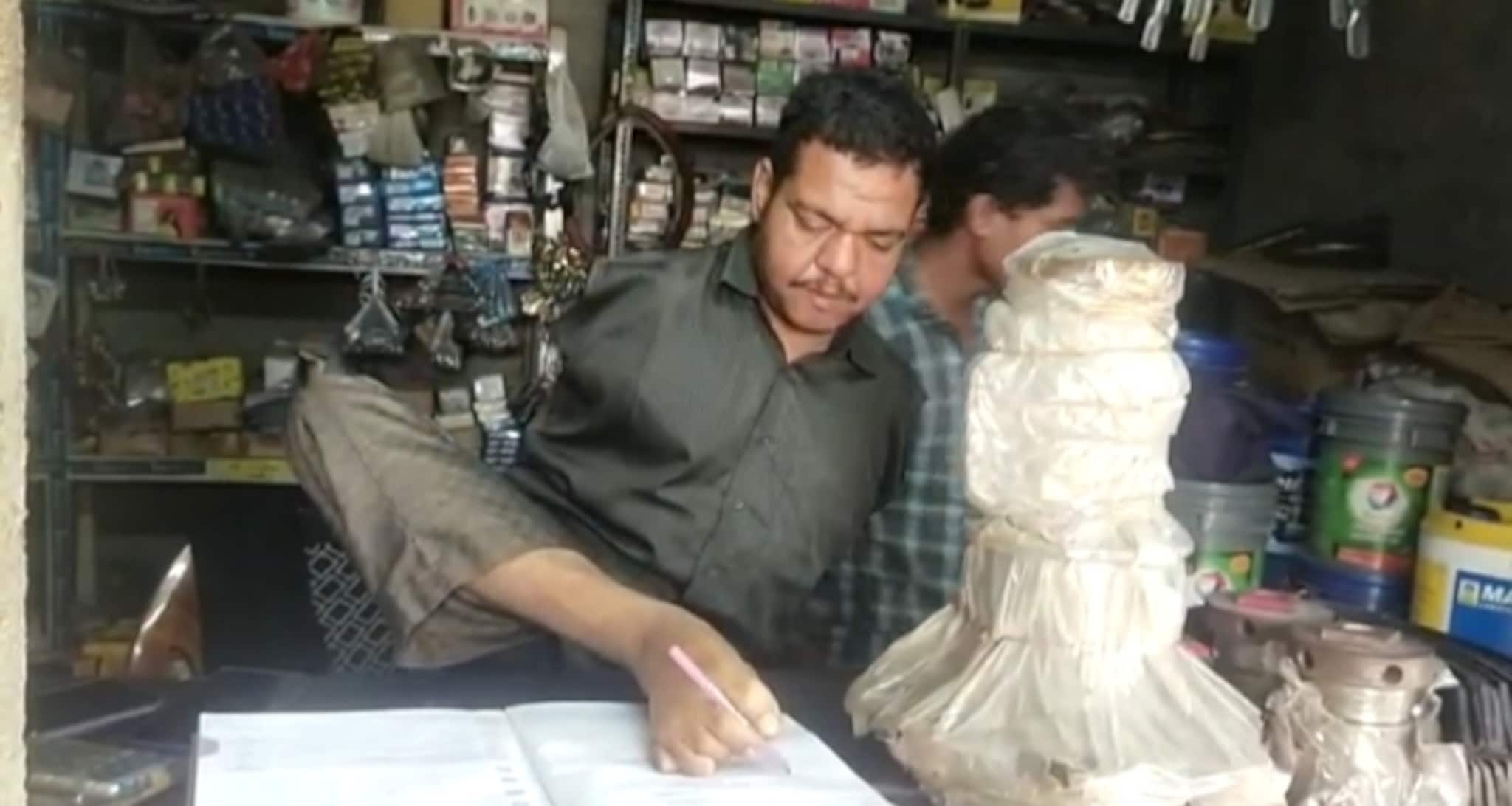 দুই হাত নেই! পা দিয়ে ট্রাক্টর চালিয়ে সংসার চালান আইটিআই উত্তীর্ণ