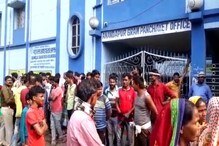 আবাস যোজনায় নাম বাদ দেওয়ায় আনন্দপুর পঞ্চায়েত কার্যালয় ঘেরাও