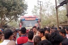 ঘরের দাবিতে পঞ্চায়েতে তালা, রাজ্য সড়ক অবরোধ করে বিক্ষোভ দেখাল গ্রামবাসীরা