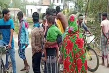 আবাস যোজনার তালিকা থেকে নাম বাদ! প্রতিবাদে যা করলেন বাসিন্দারা