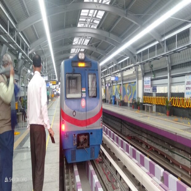 মেট্রোর প্রথম যাত্রী হওয়ার লক্ষ্যে রবিবার রাত থেকেই জোকা মেট্রো স্টেশনের বাইরে চলে আসেন বেলঘরিয়ার বাসিন্দা প্রভাতকুমার চট্টোপাধ্যায়। সারারাত জেগে মেট্রো স্টেশনের বাইরে বসে থাকলেও মেট্রোর প্রথম যাত্রী হতে পেরে কিছুটা আবেগতাড়িত তিনি। আত্মীয়ের বাড়িতে আসার জন্য বেহালার দিকে প্রায়ই যাতায়াত রয়েছে তাঁর। এই পথে মেট্রো চলাচল শুরু হওয়ায় অনেকটাই সুবিধা হবে বলে মনে করছেন তিনি। মেট্রোর তরফেও আলাদাভাবে সম্মানিত করা হয়েছে প্রভাতবাবুকে। টিকিট কাটার সঙ্গে সঙ্গে টোকেন ছাড়াও তার হাতে বিশেষ স্মারক তুলে দিয়েছে মেট্রো রেলওয়ে কর্তৃপক্ষ।