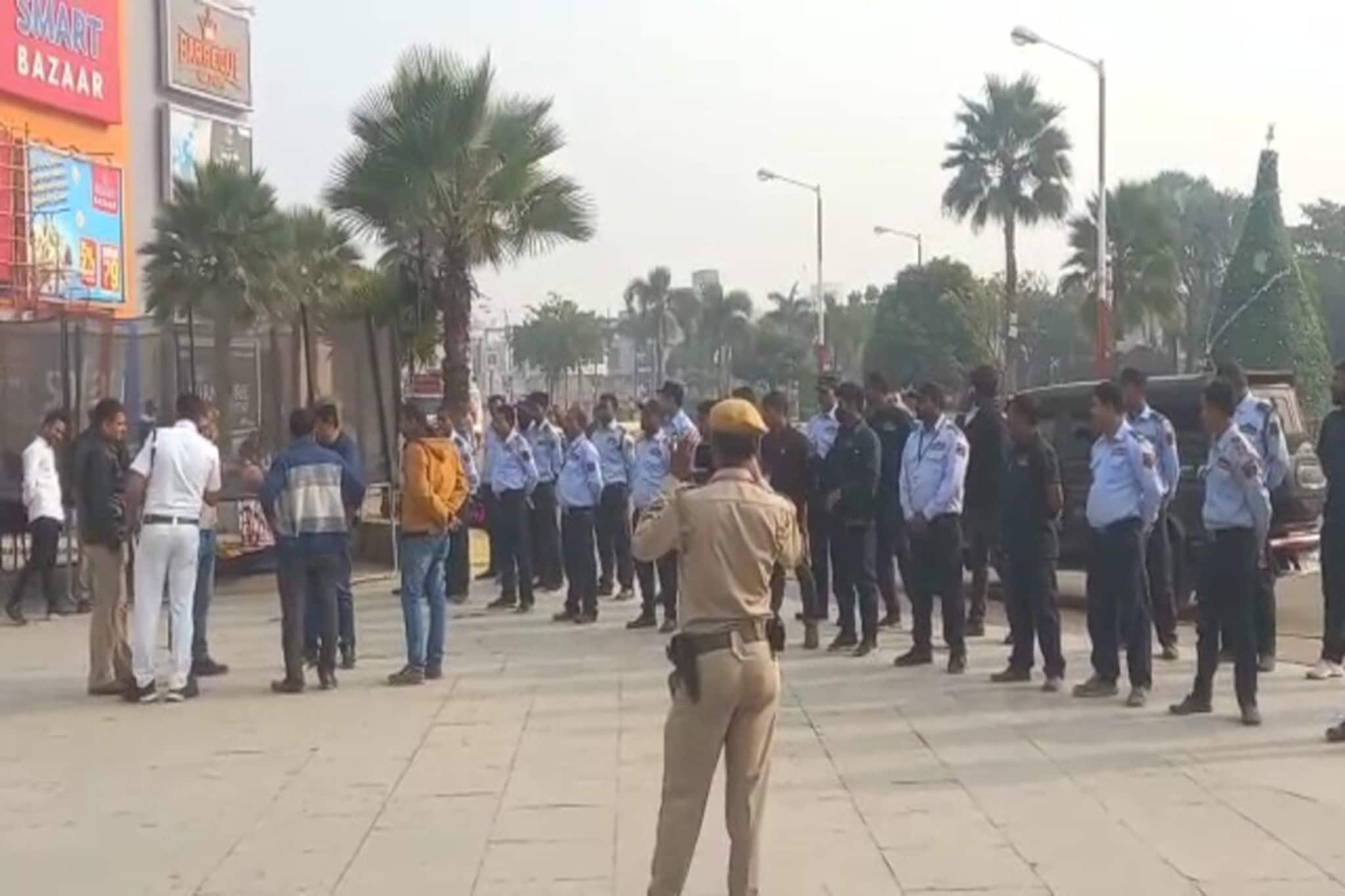 দুই বছরের সন্ধিক্ষণ উদযাপনে প্রস্তুত মানুষজন, প্রস্তুতি পুলিশ মহলেও