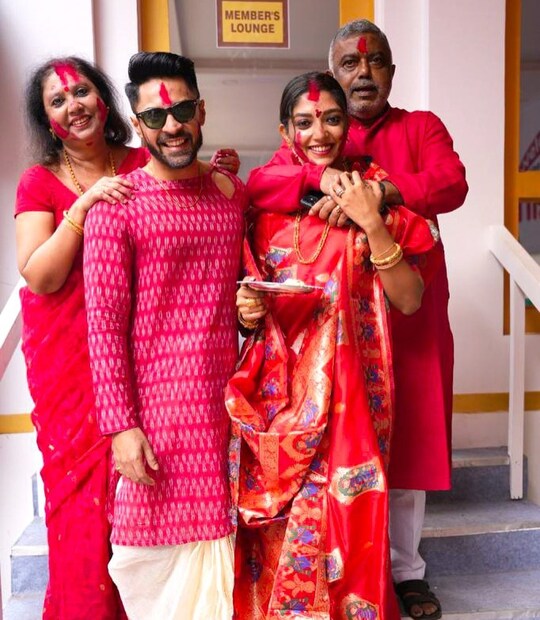 বর্তমানে আনন্দের জোয়ারে ভাসছেন অভিনেত্রী দেবলীনা কুমার। কিছুদিন আগেই নিজের জন্মদিন কাটিয়েছেন তিনি। স্বামী গৌরবের মিষ্টি উইশ মুগ্ধ করেছিল তাকে। এছাড়াও বেশ কয়েকদিন আগে বিবাহবার্ষিকীর আনন্দেও পারিবারিক মুহূর্ত সোশ্যাল মিডিয়ায় শেয়ার করেছেন গৌরব-দেবলীনা জুটি।