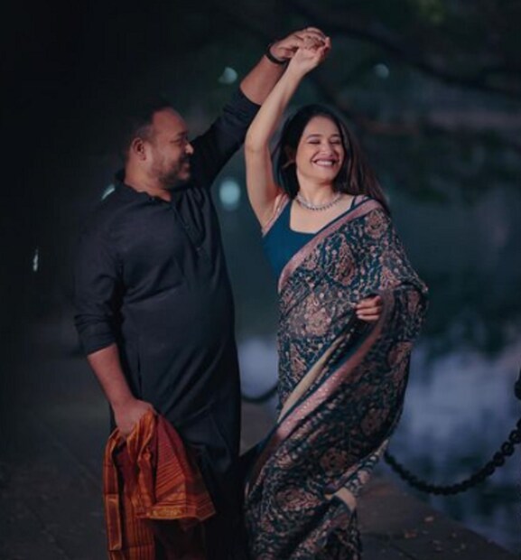 পেশায় ব্যবসায়ী তূর্জ ও রোশনির বন্ধুত্বের সম্পর্ক পরিণত হয় প্রেমে। জুটির সোশ্যাল পেজে উঁকি মারলেই মিলবে বিভিন্ন আদরমাখা ছবি। 