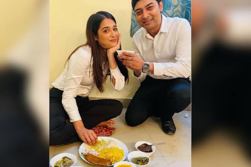 'গোধূলি আলাপ'-এর শিল্পীরা একটা আইবুড়ো ভাতের আয়োজন করেছিলেন ইতিমধ্যেই। রোশনিকে আইবুড়ো ভাত খাইয়েছিলেন কৌশিক সেন, ভাস্বর চট্টোপাধ্যায়, সোহাগ সেন, সাহানা সেন, অর্পিতা মুখোপাধ্যায়, মৌ ভট্টাচার্য, সৃষ্টি পাণ্ডেরা।