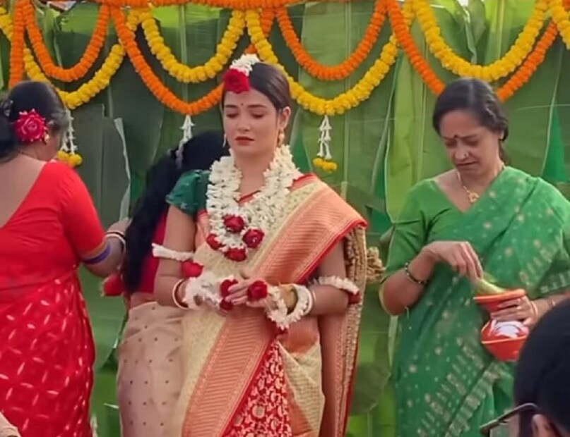 আজ ৮ ডিসেম্বর লাল টুকটুকে বউ সেজে বিয়ের পিঁড়িতে রোশনি৷ লাল পাড়ের হলুদ শাড়িতে বিয়ের কণে দাঁড়িয়ে, তাঁকে ঘিরেই বাড়ির এওরা ঘুরে রীতি মেনে বিয়ের অনুষ্ঠান করছেন৷